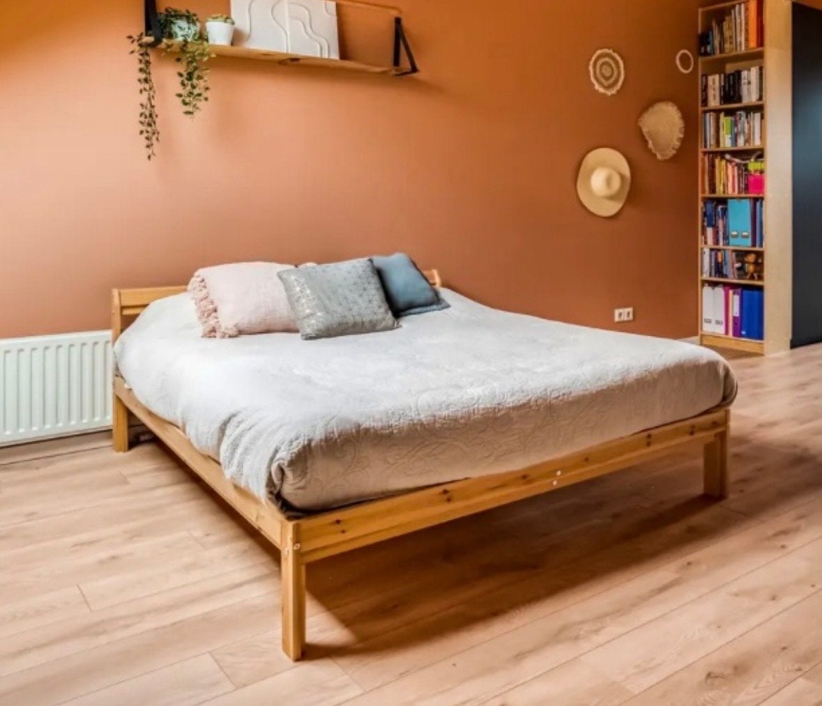 IKEA NEIDEN Bedframe grenen 140x200 cm en matras VESTERÖY, Ophalen, Beige, Tweepersoons, 140 cm