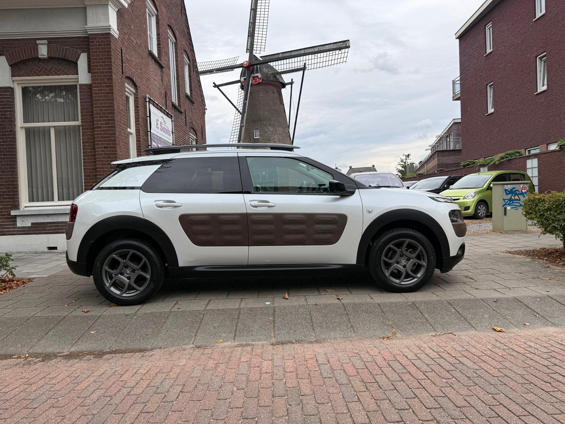 Citroen C4 Cactus 1.2 e-VTi Shine AUTOMAAT EERSTE EIGENAAR C, Auto's, Dealer onderhouden, Metallic lak, 82 pk, Origineel Nederlands