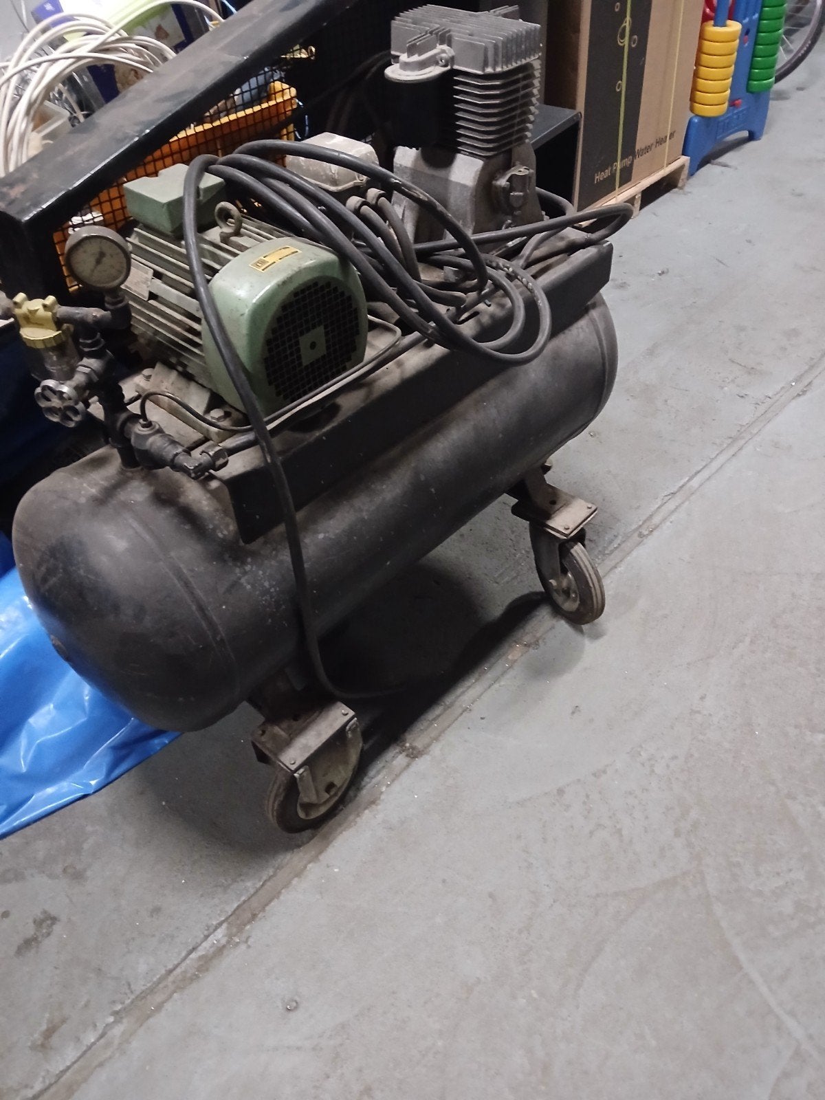 compressor, Doe-het-zelf en Verbouw, 25 tot 100 liter, Ophalen, Gebruikt, Minder dan 6 bar