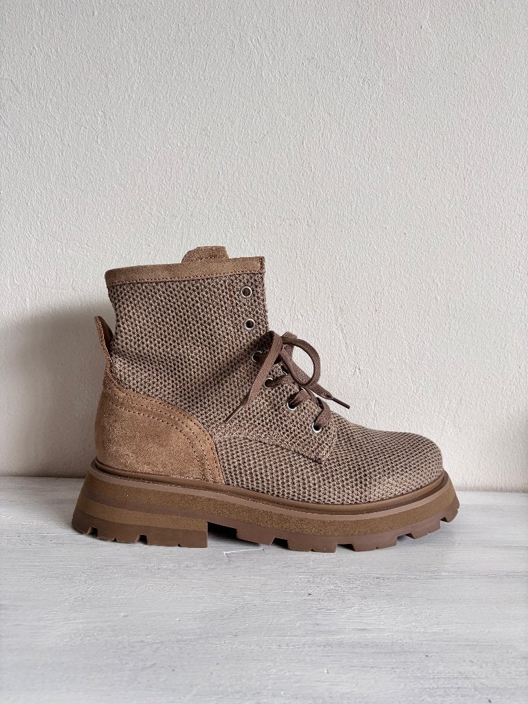 B.l.a.h. Maria Veterboots Laarzen met veters., Beige, Lage of Enkellaarzen, Nieuw, Ophalen of Verzenden