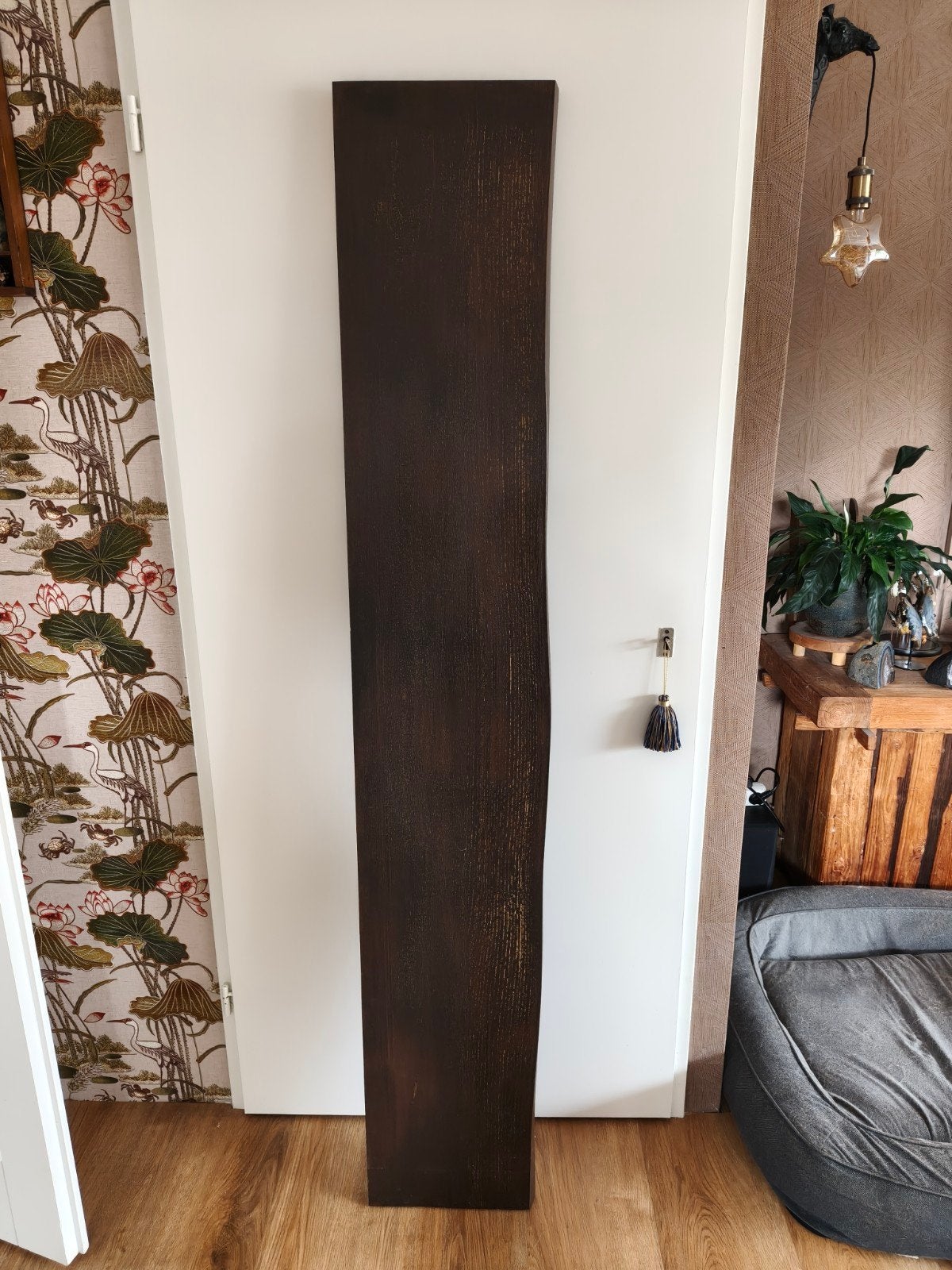 Hardhouten wandplank donker gelakt met blind ophangsysteem, Ophalen, Zo goed als nieuw