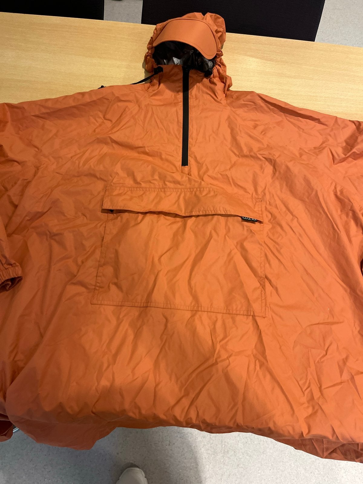 MAIUM regenponcho oranje - Maat M, Kleding | Dames, Jassen | Zomer, Ophalen of Verzenden, Zo goed als nieuw, Maat 38/40 (M), Overige kleuren