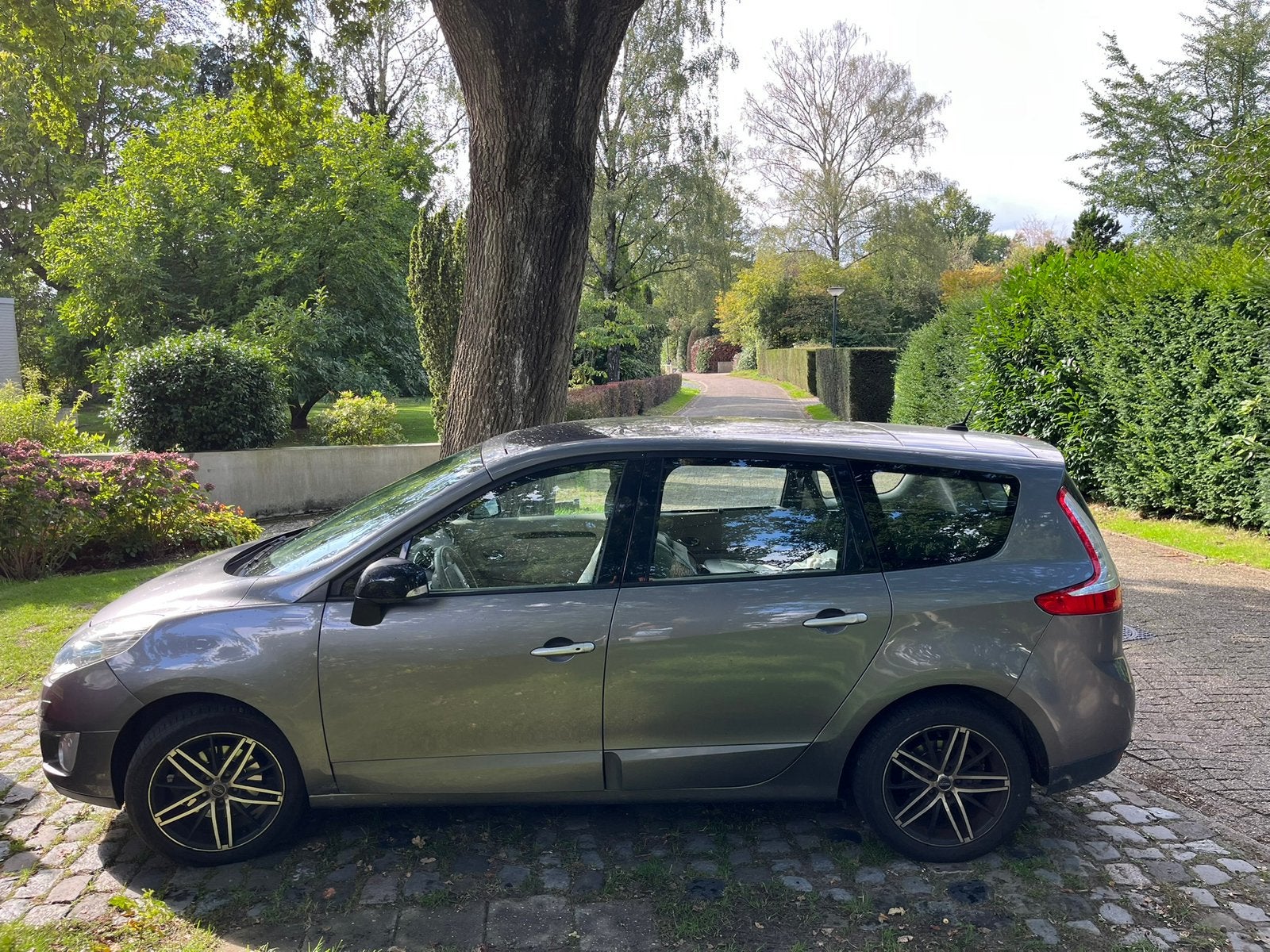 Renault Grand Scenic 2.0 16V 103KW CVT 7P 2012 Grijs, Auto's, Automaat, 4 cilinders, Origineel Nederlands, 75 €/maand