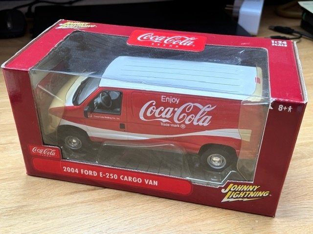 Coca Cola 2004 Ford E-250 Cargo Van Johnny Lightning, Ophalen of Verzenden, Zo goed als nieuw, Bus of Vrachtwagen, Overige merken