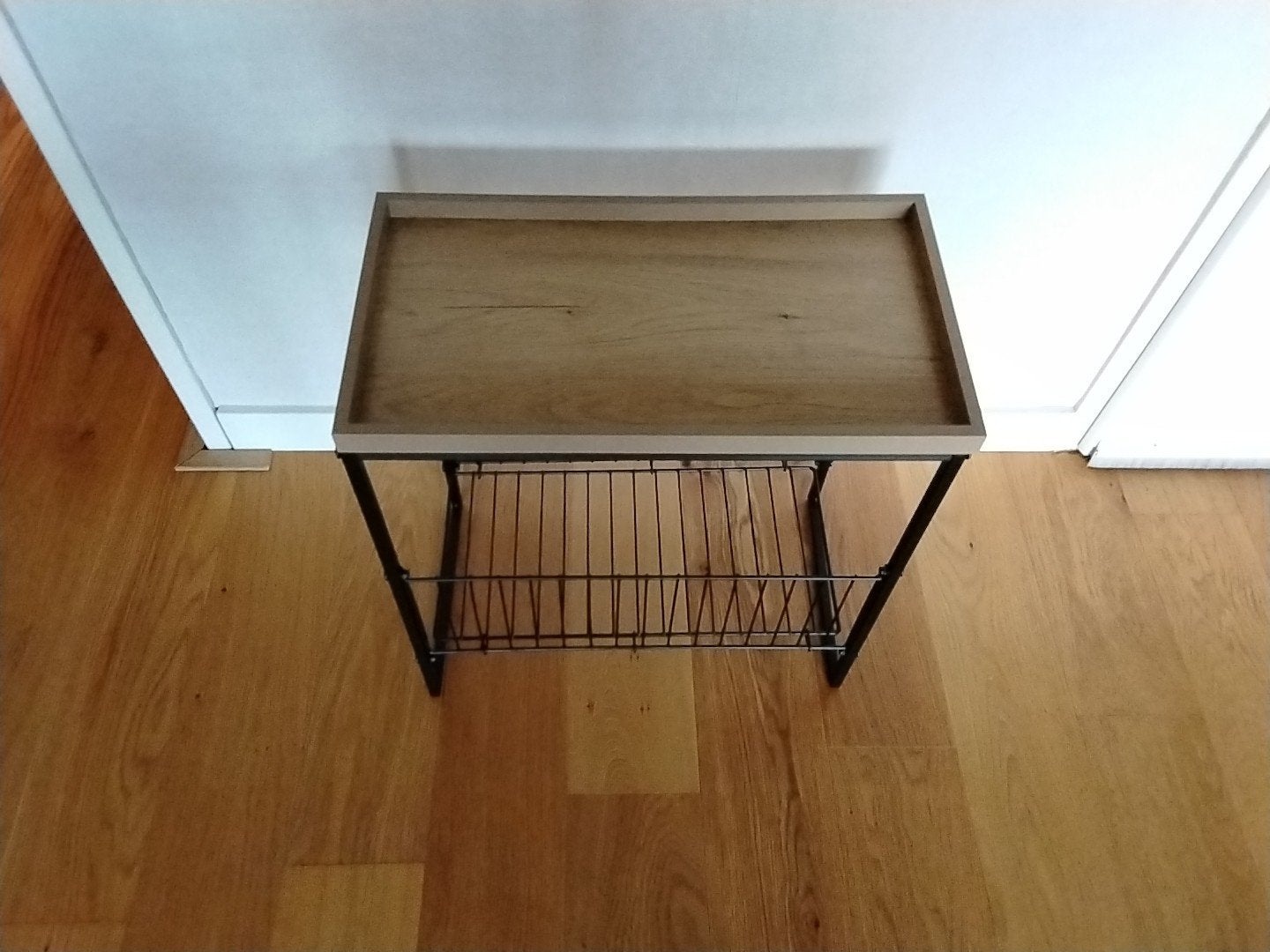 Bijzettafel met houten blad en metalen frame/krantenbak, Huis en Inrichting, Minder dan 45 cm, Minder dan 55 cm, Modern, Industrieel
