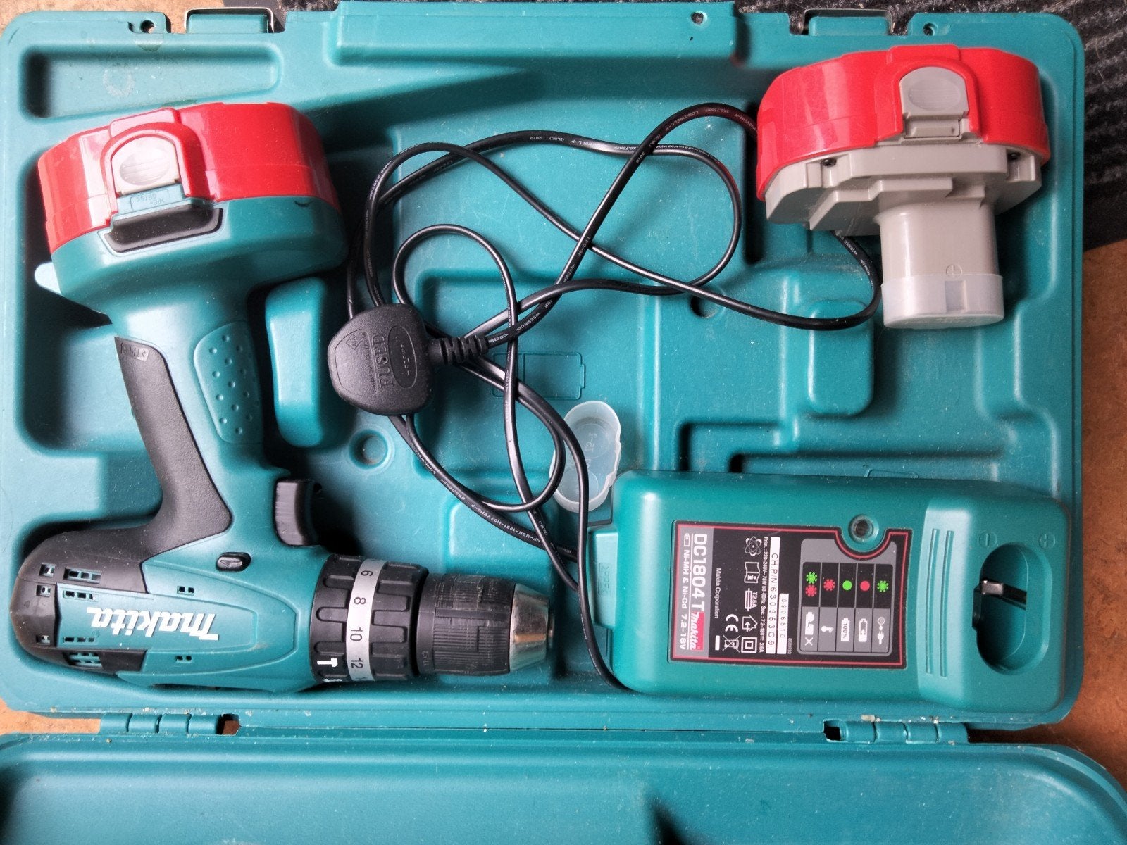 Makita Boor- en Schroefmachine met Accu en Lader, Doe-het-zelf en Verbouw, Gebruikt, Variabele snelheid, Ophalen of Verzenden