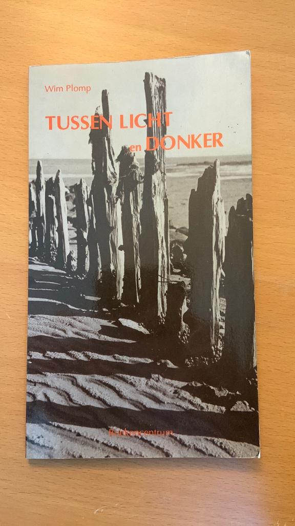 Tussen licht en donker - Wim Plomp, Ophalen of Verzenden, Zo goed als nieuw