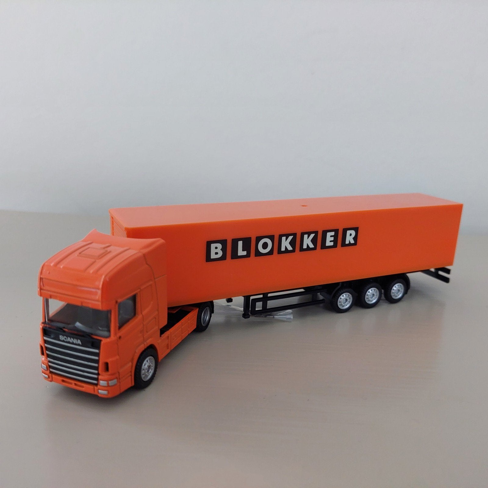 Schaal 1:87 Scania met trailer modelvrachtwagen Blokker, Overige merken, 1:50 of kleiner, Nieuw, Ophalen of Verzenden