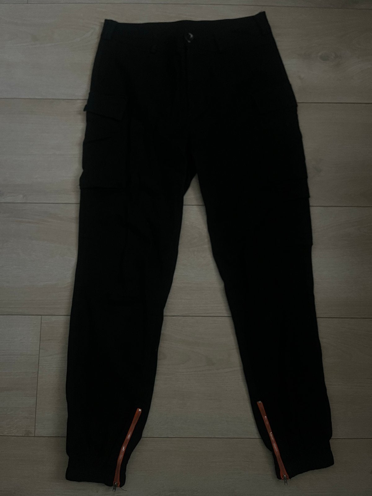 Zwarte cargo broek met oranje ritsen, Ophalen of Verzenden, Gedragen, Overige maten, Zwart