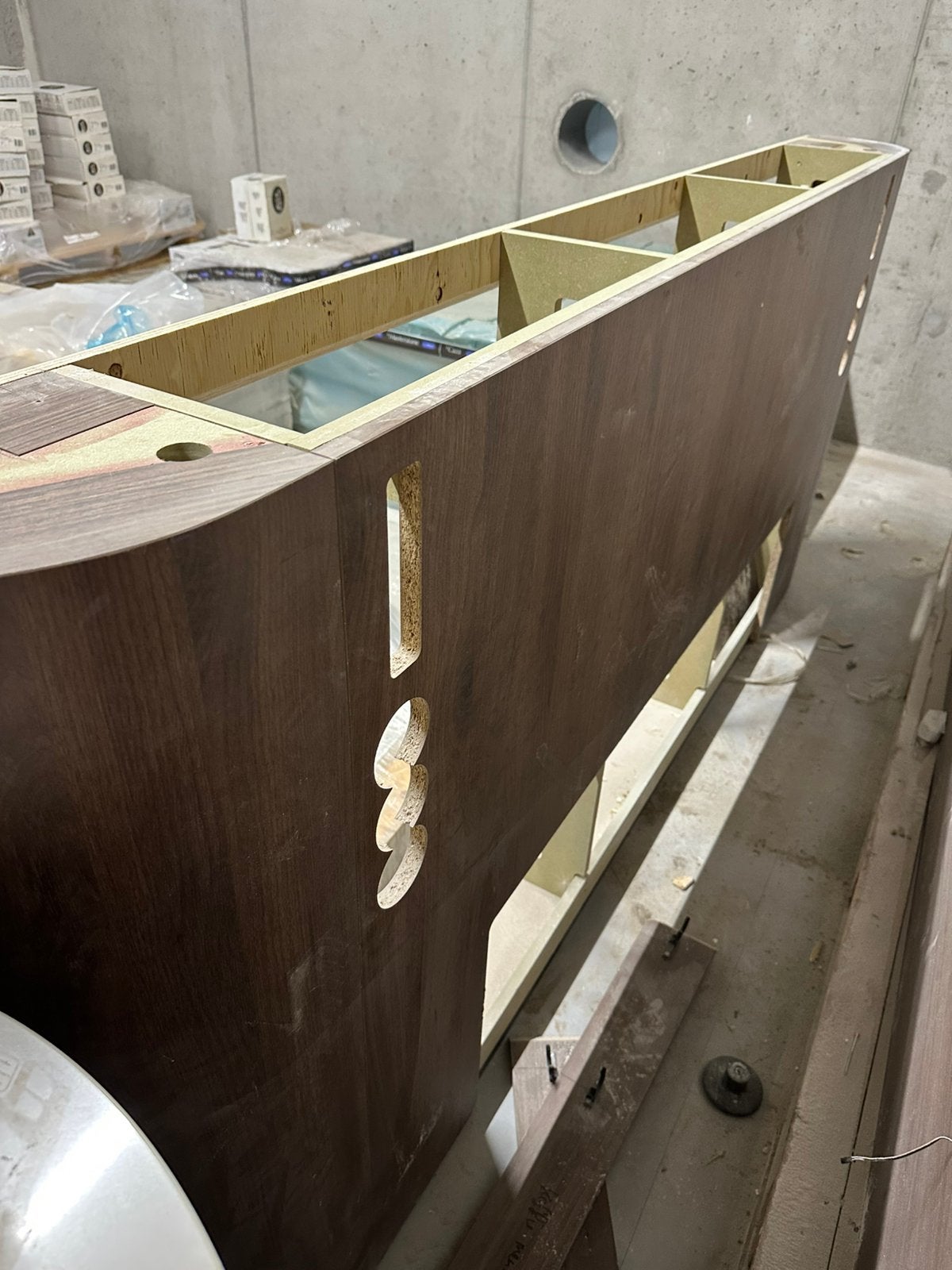 Bed achterwand walnoot bruin, Ophalen, Zo goed als nieuw, Tweepersoons, Hout