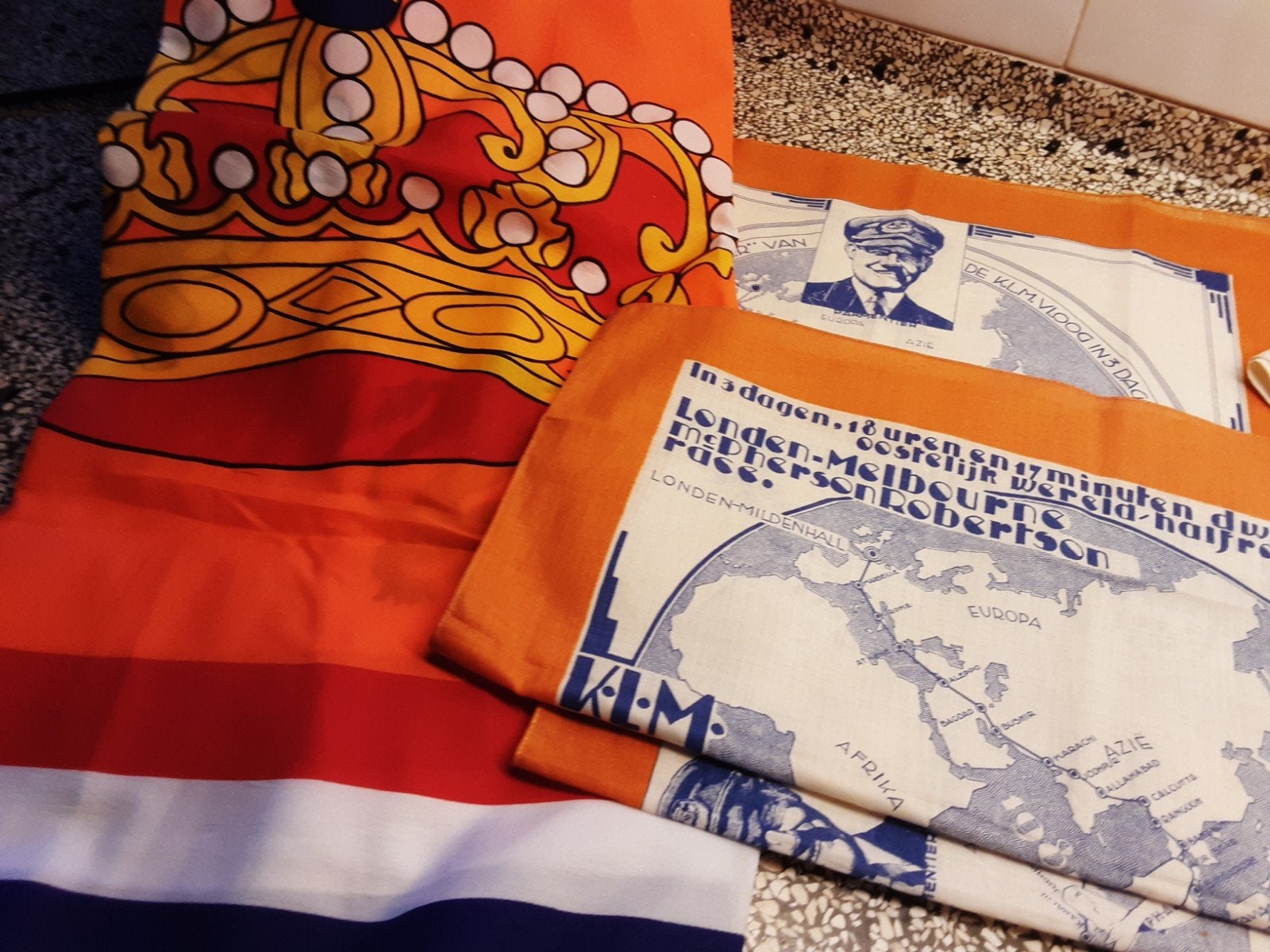 zakdoekjes en sjaaltjes van oranje huis, Ophalen