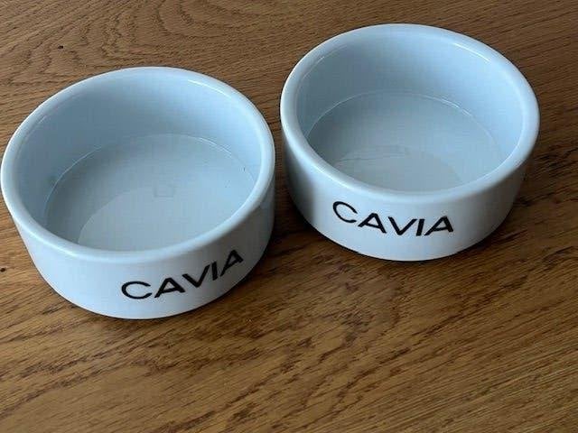 Twee keramische voerbakjes met opschrift Cavia, Ophalen of Verzenden, Zo goed als nieuw, Voerbakje