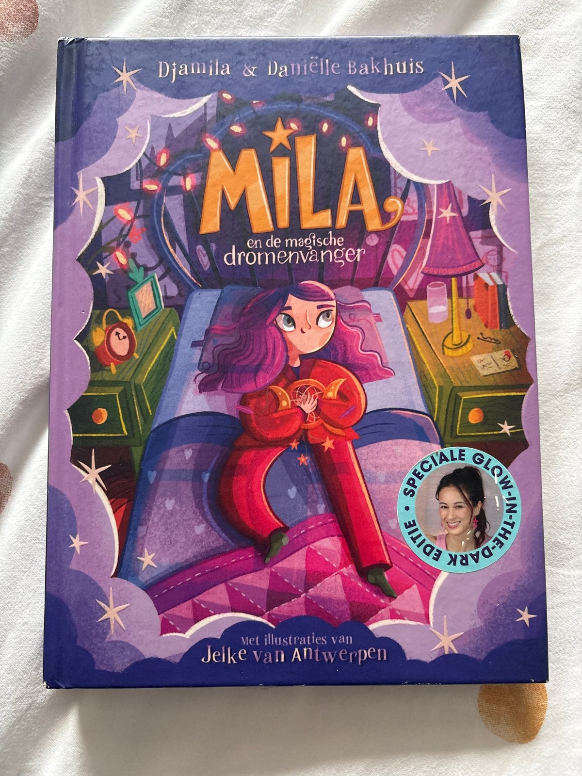 Mila en de magische dromenvanger - Djamila & Daniëlle Bakhui, Boeken, Ophalen of Verzenden, Zo goed als nieuw, Fictie algemeen