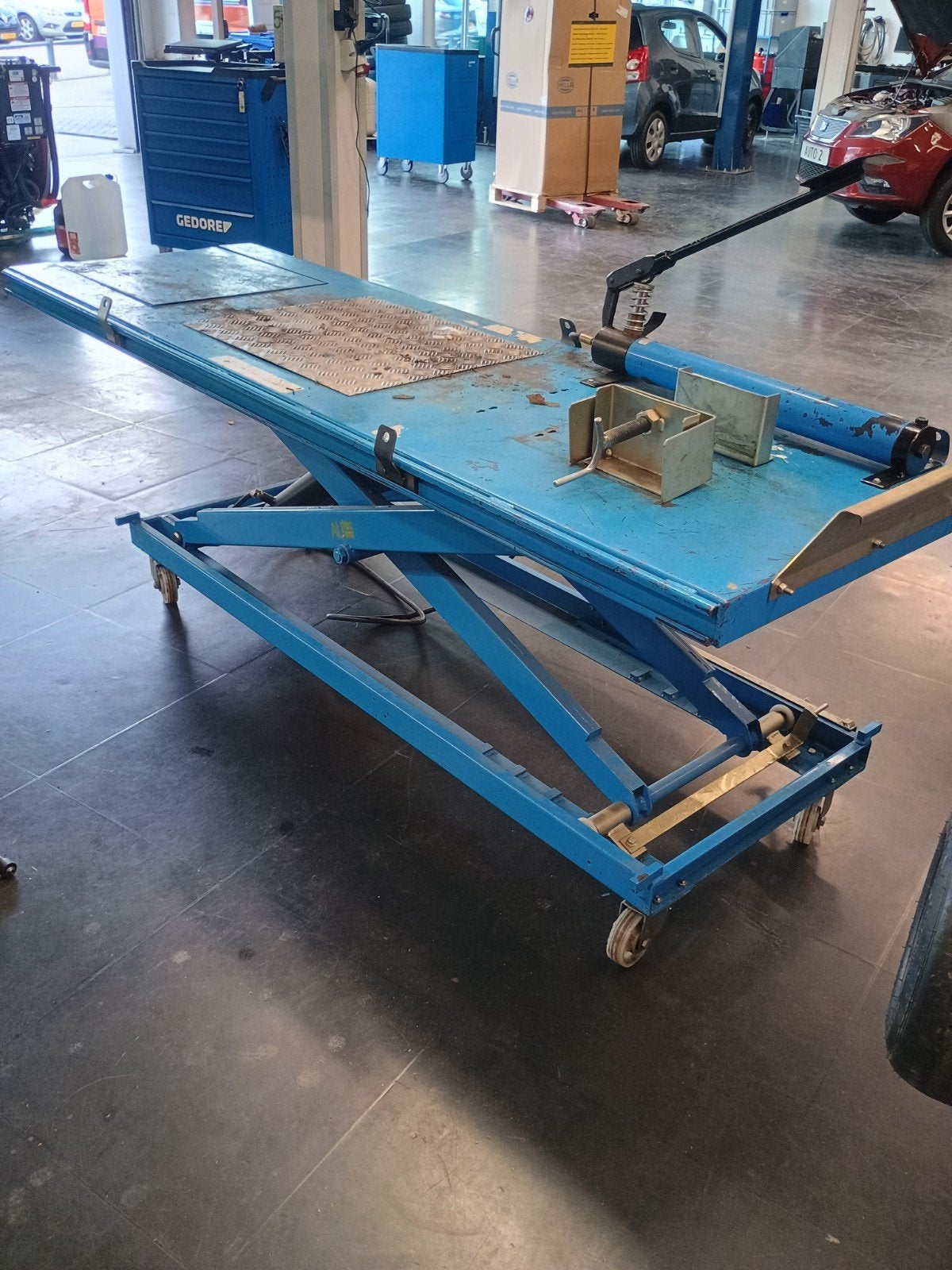 Handbediende motor of scooter hefbrug, Ophalen