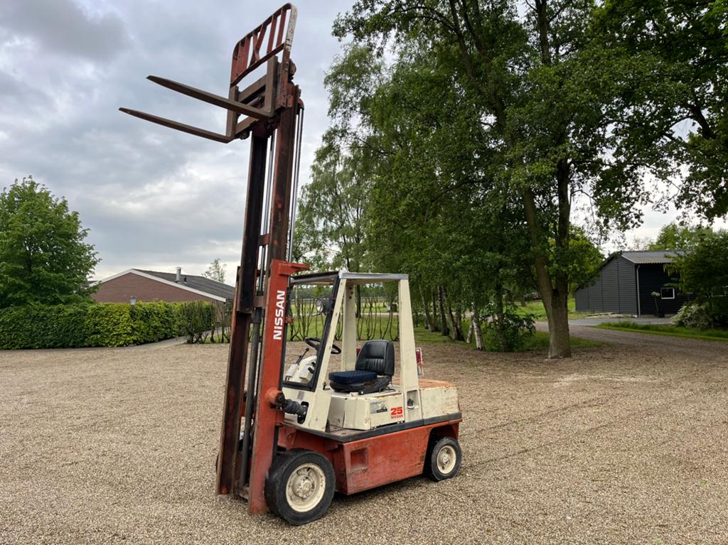 Nette Nissan diesel heftruck 2,5ton met sideshift, Zakelijke goederen, Machines en Bouw | Heftrucks en Intern transport, Ophalen