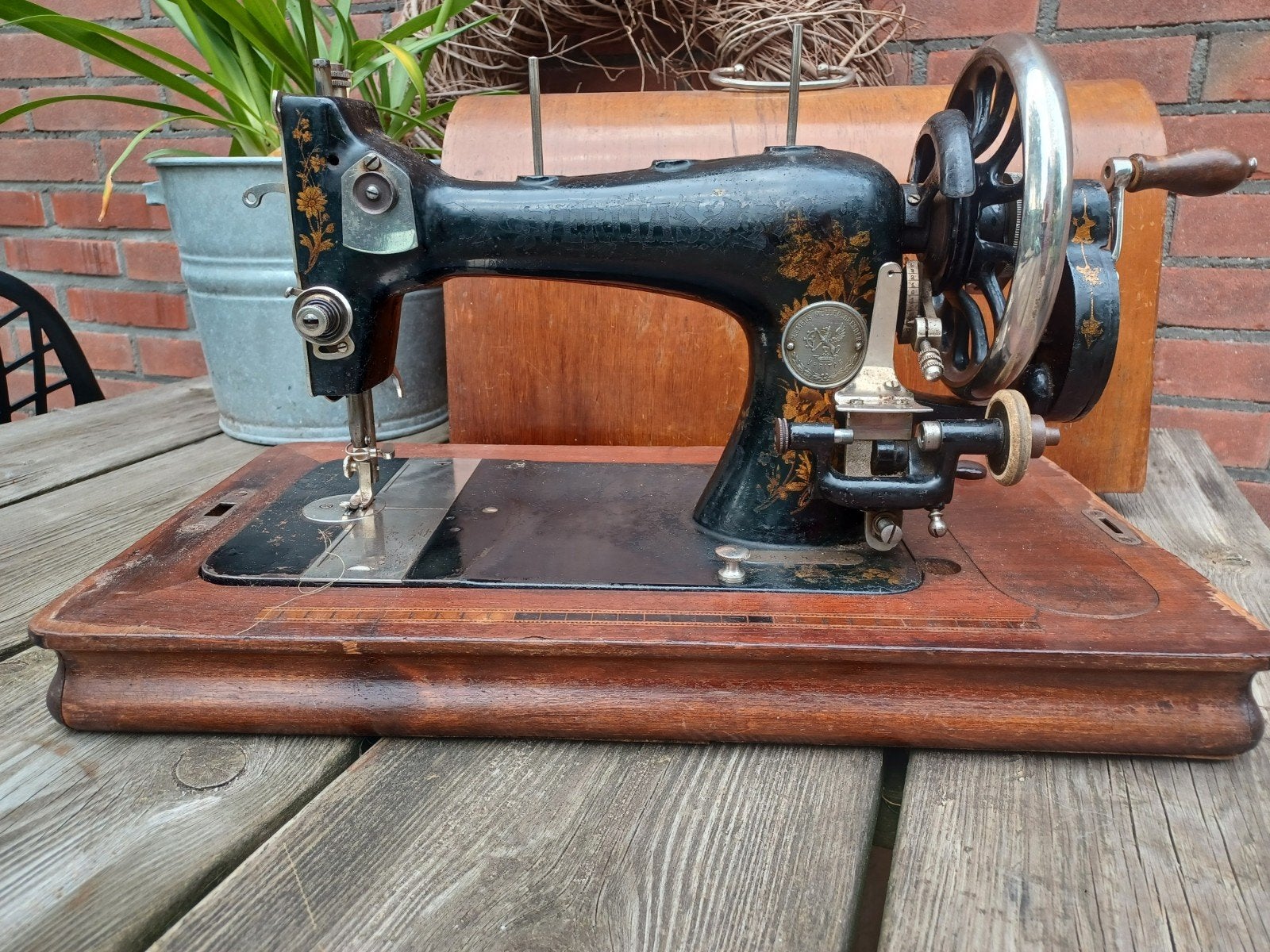 Antieke Veritas naaimachine met houten kap, Ophalen