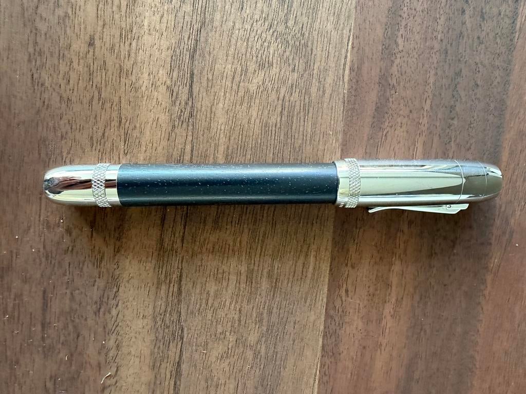 Vulpen:  Graf Von Faber Castell For Bentley Ebony, Verzamelen, Pennenverzamelingen, Overige merken, Met doosje, Ophalen of Verzenden