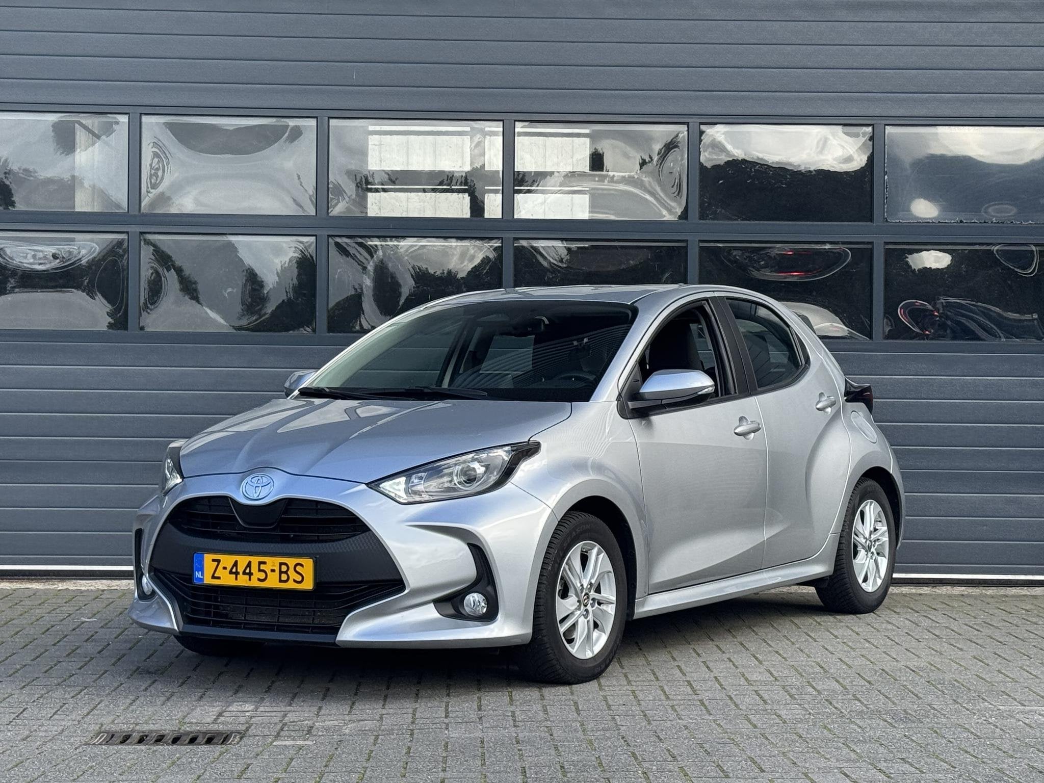 TOYOTA YARIS 1.5 HYBRID 115 ACTIVE I AUTOMAAT I APPLE CARPLA, Auto's, Gebruikt, Met garantie (alle), 49 €/maand, Bedrijf