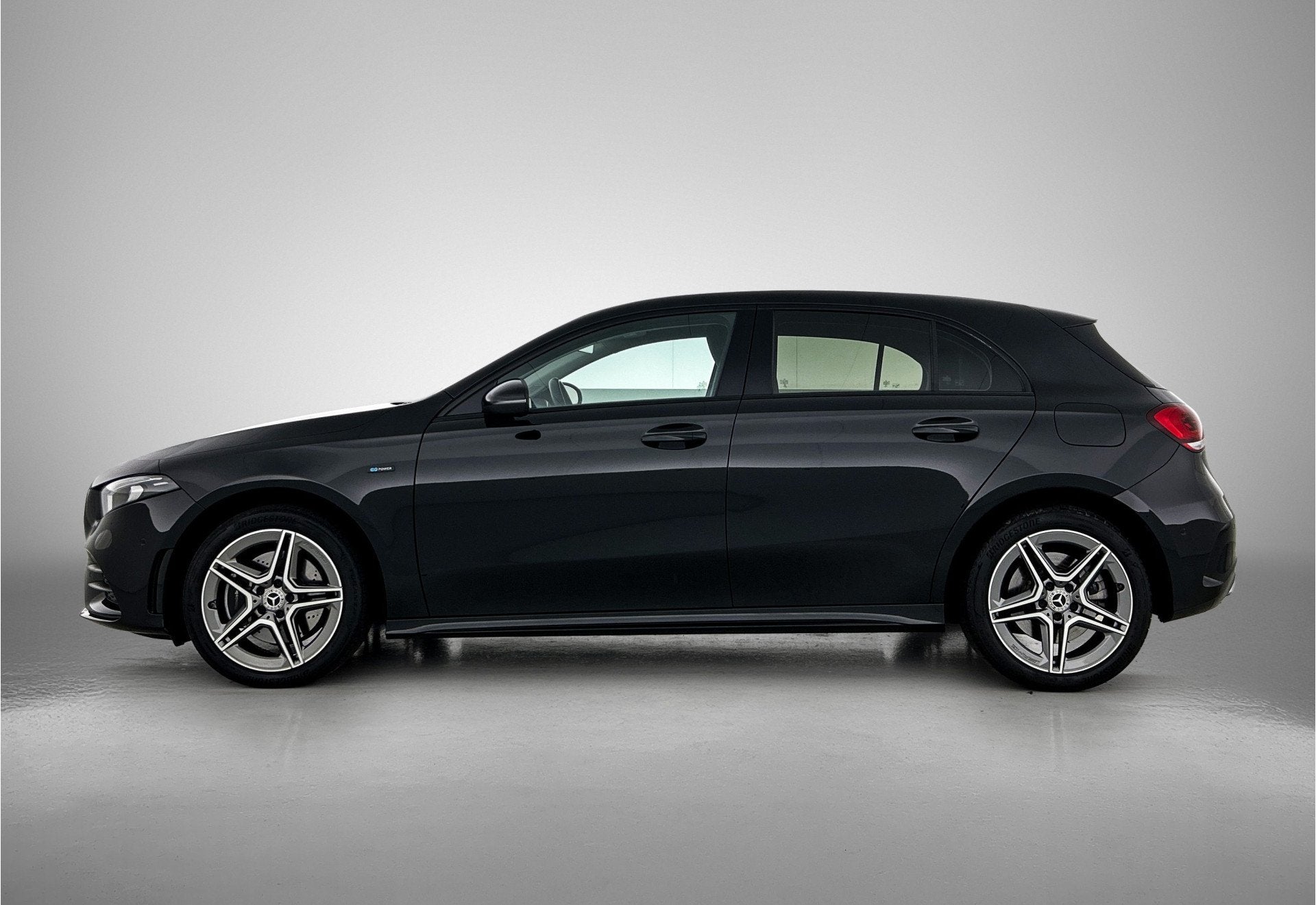 Mercedes-Benz A-Klasse 250 e Sfeerverlichting | Stoelverwarm, Auto's, Mercedes-Benz, Gebruikt, 4 cilinders, Zwart, Bedrijf