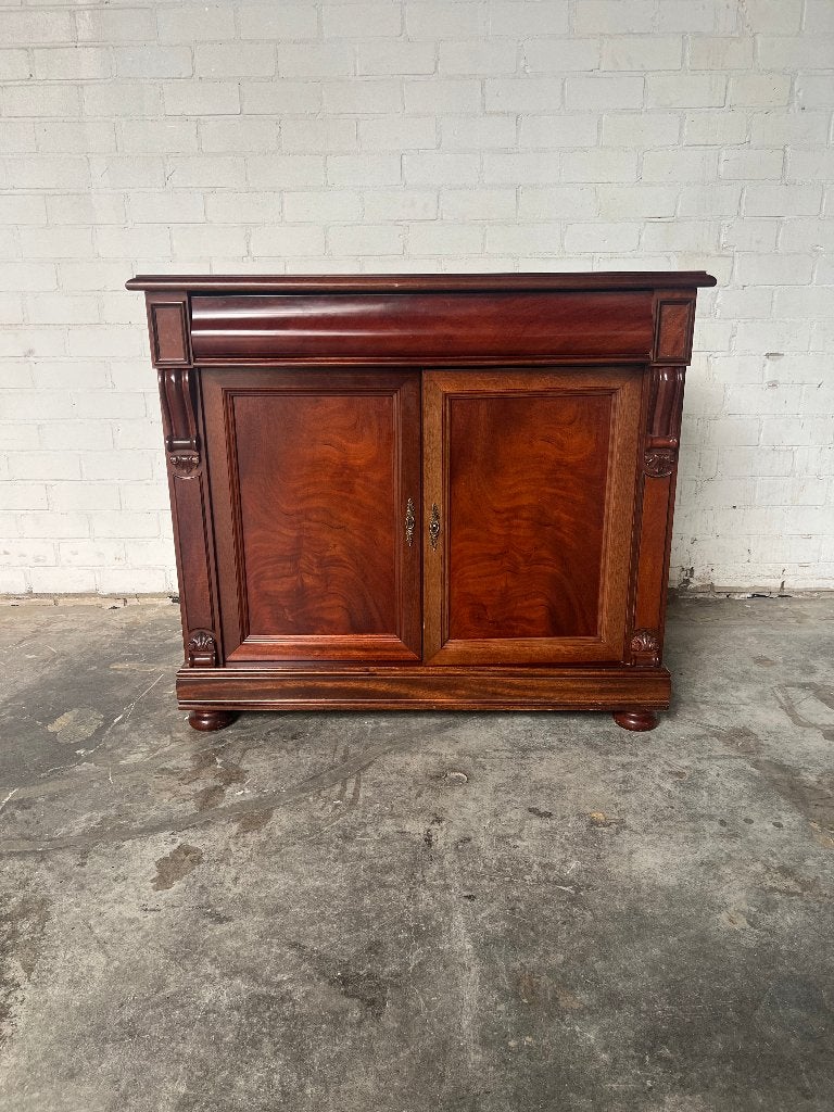 Klassiek dressoir met paneeldeuren en sierbeslag, Eikenhout, Ophalen of Verzenden, Zo goed als nieuw, 25 tot 50 cm