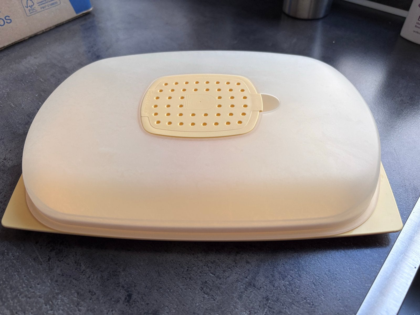 Smalle Tupperware kaasbak, Gebruikt, Bewaardoos, Ophalen of Verzenden, Met deksel