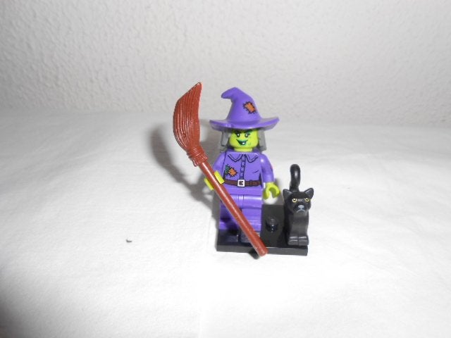 Lego Minifiguur Heks met bezem en zwarte kat, Compleet, Overige thema's, Lego, Ophalen of Verzenden