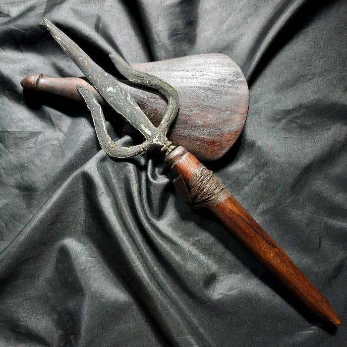 Tombak Speer Trisula Pamor Ngulit Semangka Sawo Hout TNI78, Wapen, Verzenden, Overige materialen, Indonesië