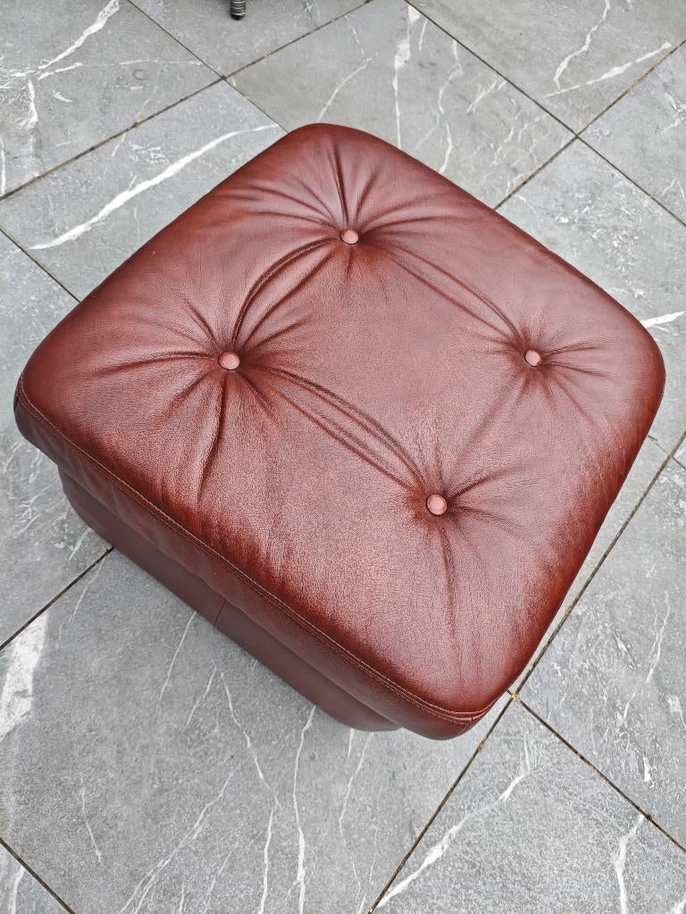 Chesterfield poef, voetenbank / hocker, Ophalen, Leer, Zo goed als nieuw, 50 tot 75 cm