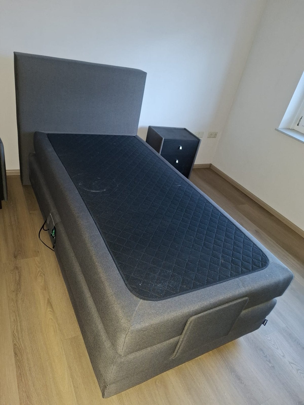 Karlsson 1 persoons elektrische boxspring twee nachtkastjes, Huis en Inrichting, Ophalen, Eenpersoons, Bruin, Zo goed als nieuw