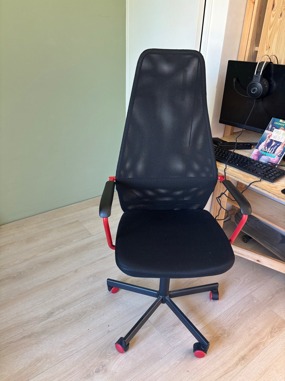 Ikea bureaustoel voor gaming - Zwart met rode accenten, Ophalen, Zwart, Zo goed als nieuw, Gaming bureaustoel