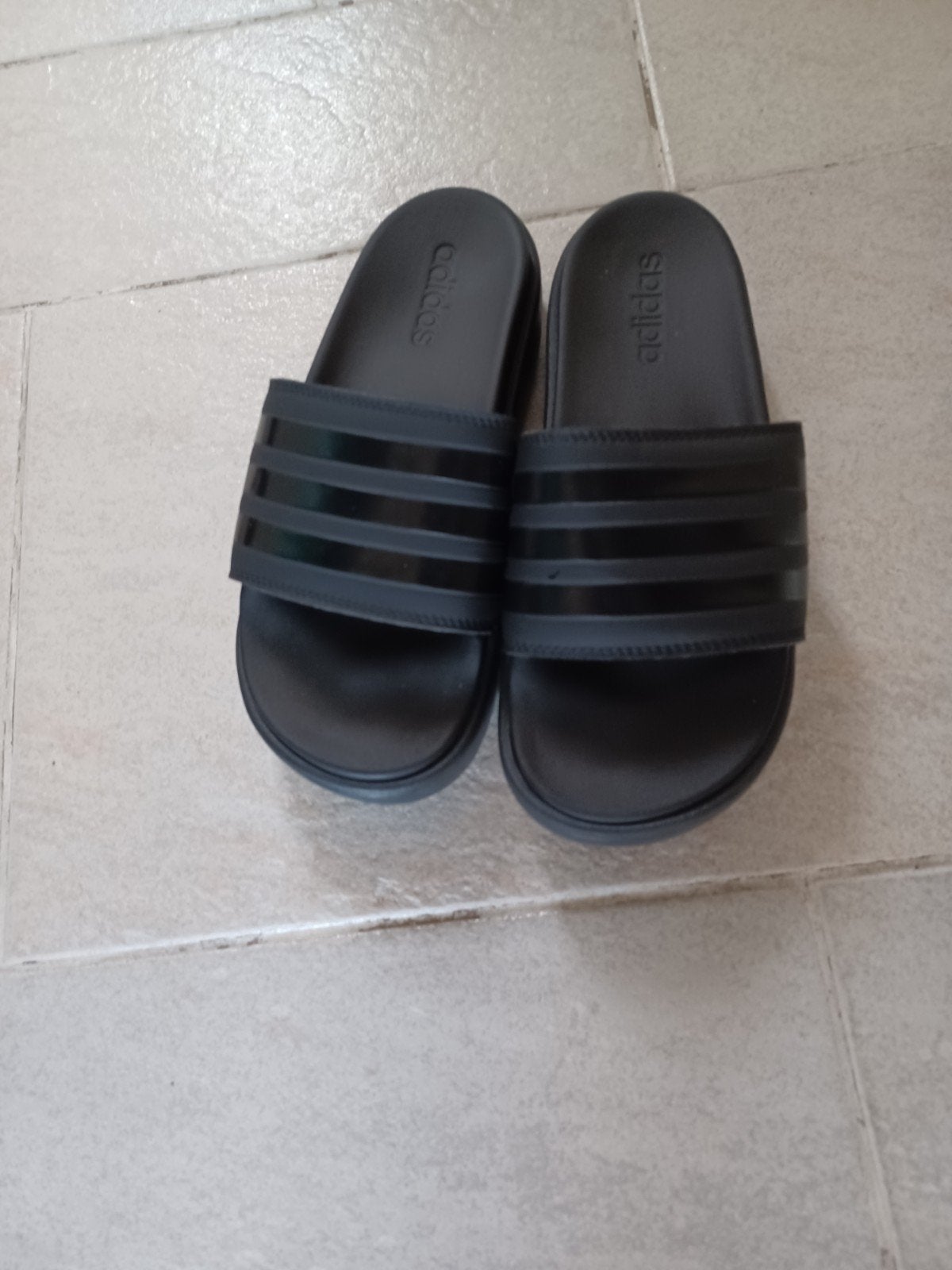Nieuwe Adidas slippers met zachte inlegzool - Maat 40 1/2, Ophalen of Verzenden, Nieuw