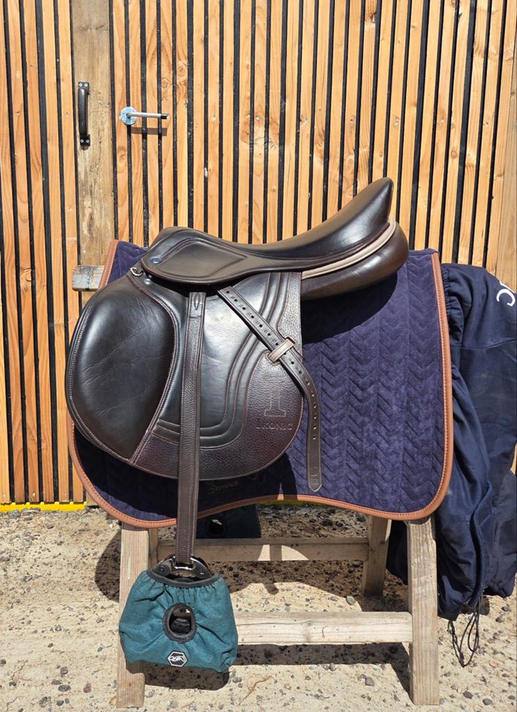 Nette Ikonic evolution springzadel, Dieren en Toebehoren, Paarden en Pony's | Zadels, Ophalen, Springen