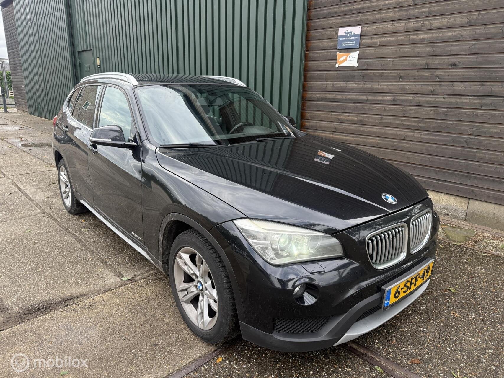 BMW X1 sDrive20i Executive AUT, Auto's, BMW, Parkeersensor, 4 cilinders, Zwart, Origineel Nederlands