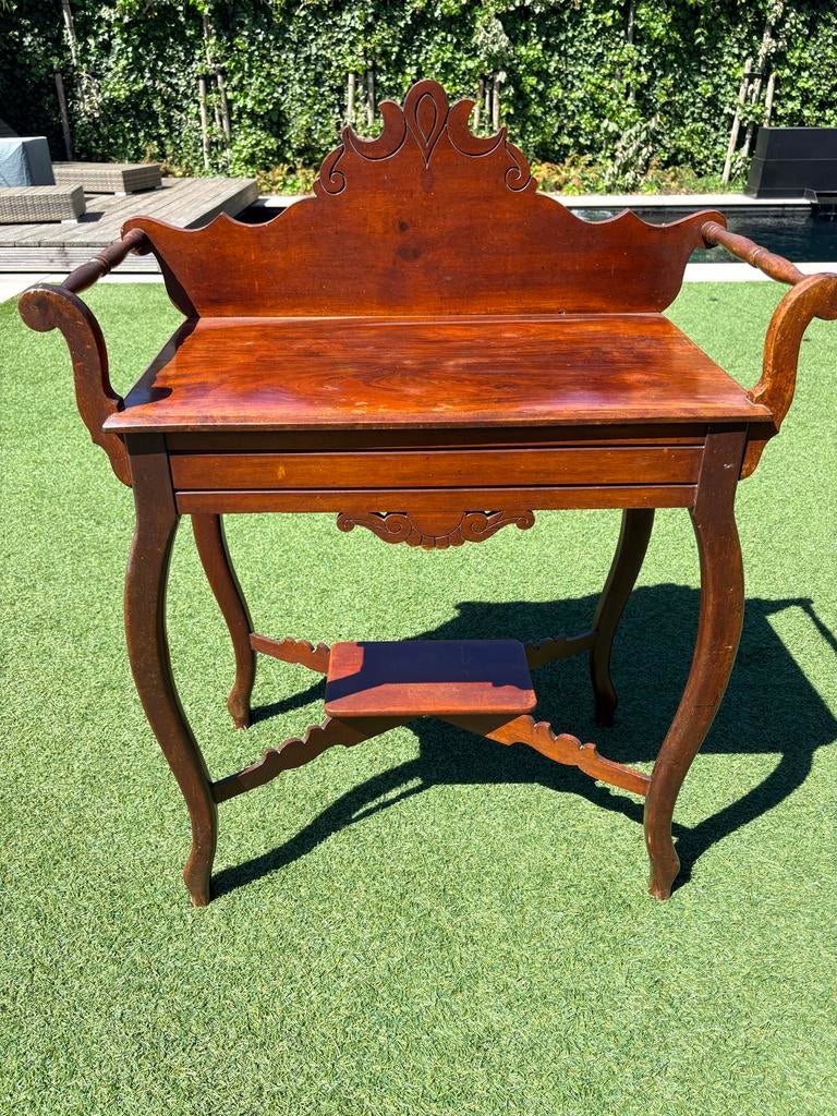 Antieke bijzettafel met sierlijk houtsnijwerk, Ophalen