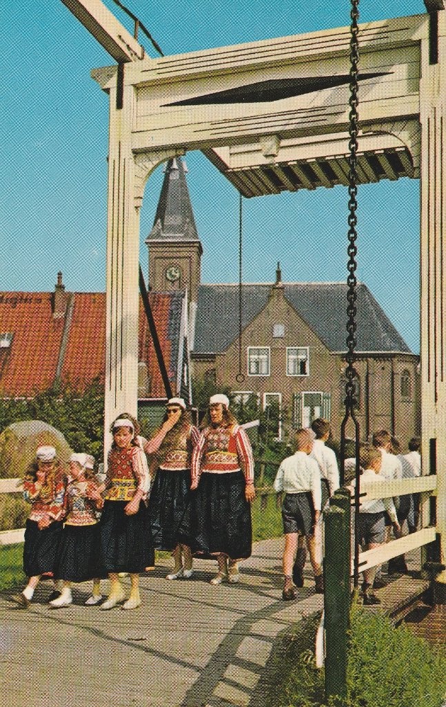 MARKEN Brug Klederdracht Kerkgang (Klein Formaat), Verzenden, 1960 tot 1980, Ongelopen, Noord-Holland