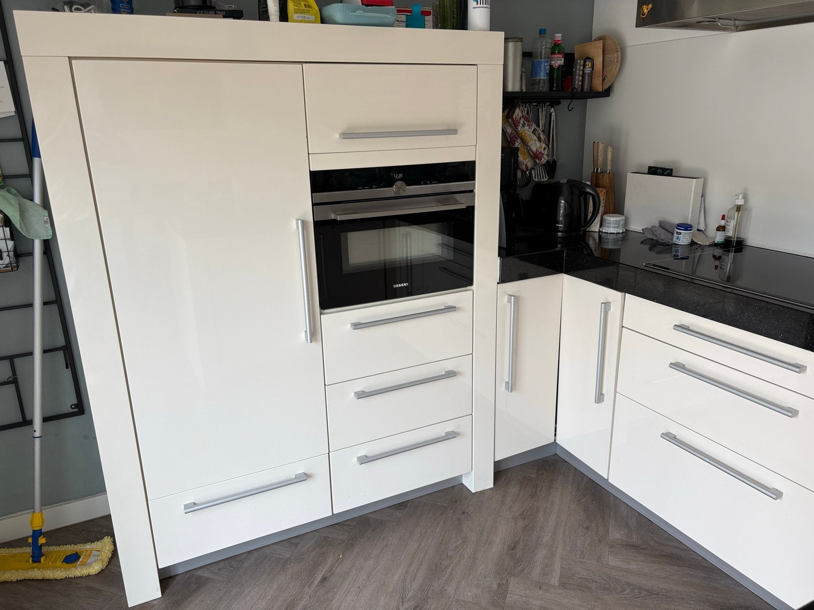 Hoogglans witte keuken uit 2005 met granieten werkblad, Huis en Inrichting, Keuken | Complete keukens, Ophalen, Gebruikt, Wit