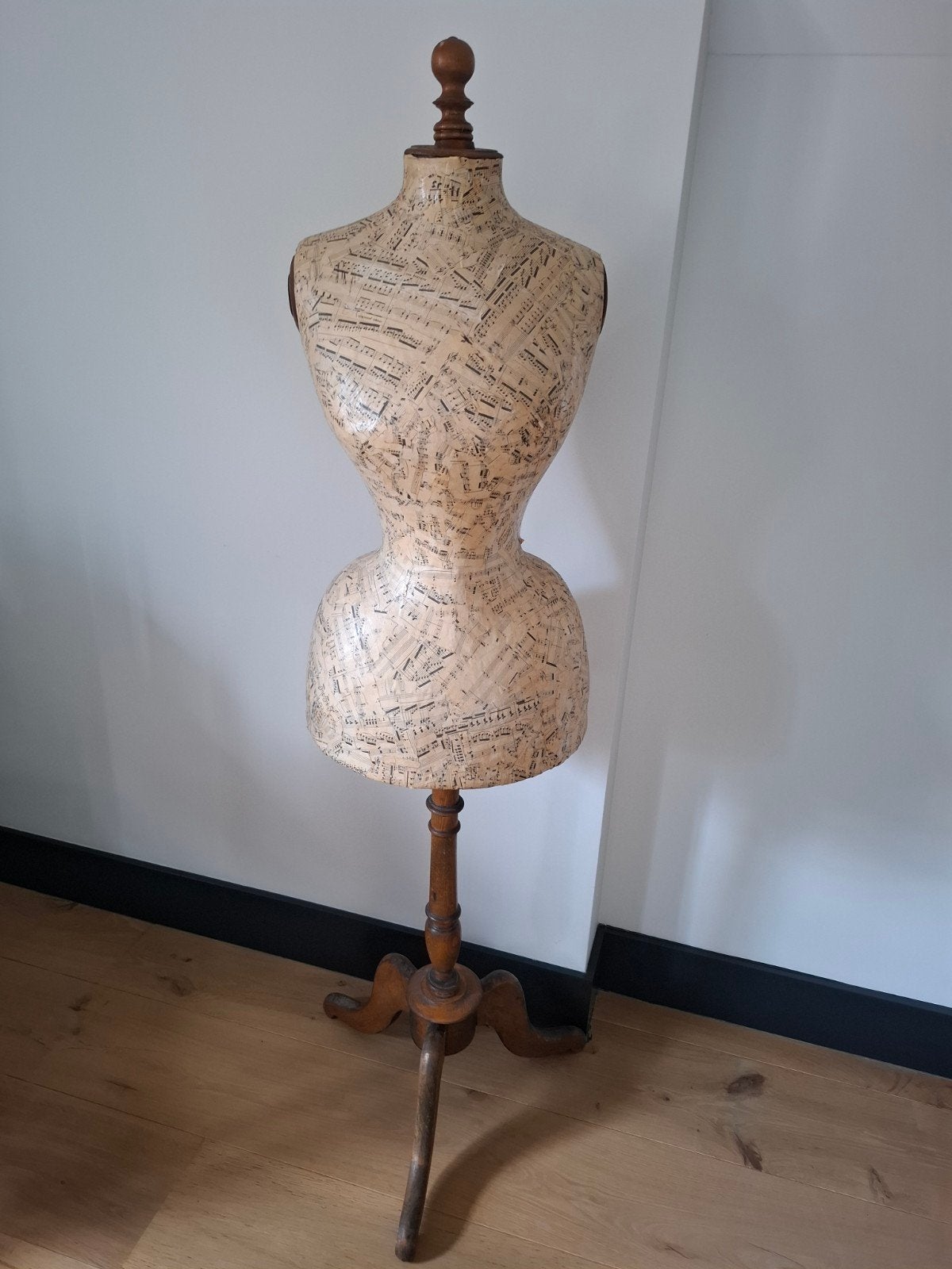 Paspop wespentaille stockman muzieknoten., Antiek en Kunst, Ophalen