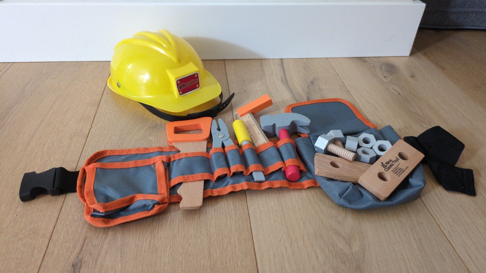 Bouwhelm met gereedschapsriem en houten gereedschap, Ophalen, Zo goed als nieuw, Overige typen