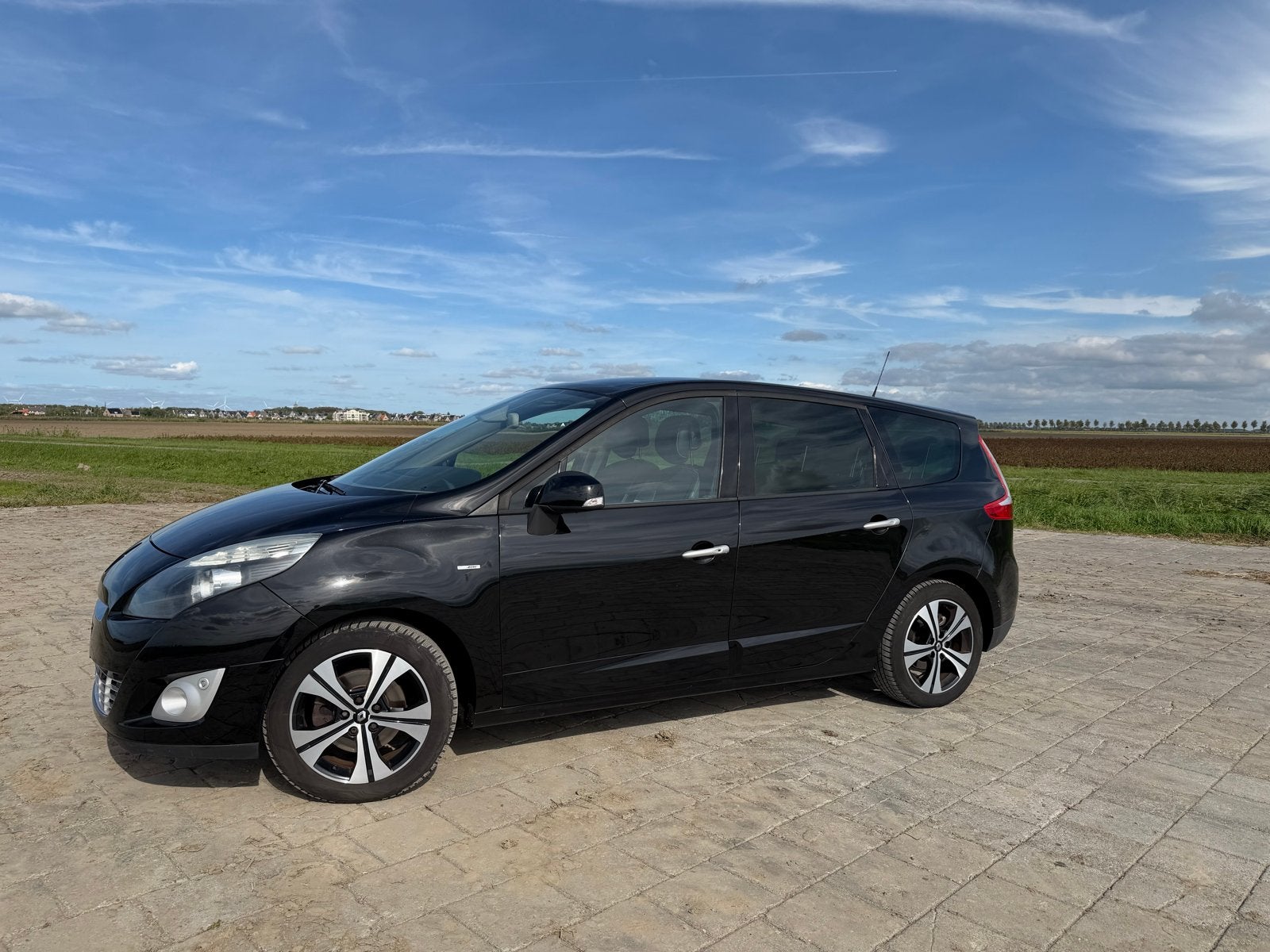 Foto 3 van Renault Grand Scenic 1.4 TCE 96KW 7P 2011 Zwart