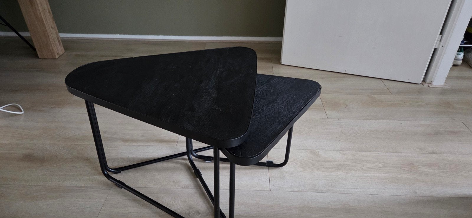 Set van 2 zwarte driehoekige bijzettafels, Ophalen, Minder dan 50 cm, Minder dan 50 cm, Zo goed als nieuw