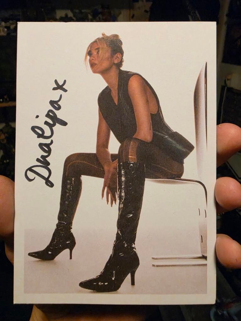 Gesigneerde foto Dua Lipa - Exclusief verzamelobject, Ophalen of Verzenden, Zo goed als nieuw, Foto of Kaart, Gesigneerd