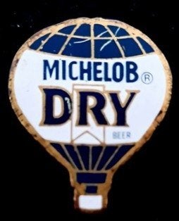 Michelob Dry Beer ballon pin, Verzenden, Nieuw, Transport, Speldje of Pin