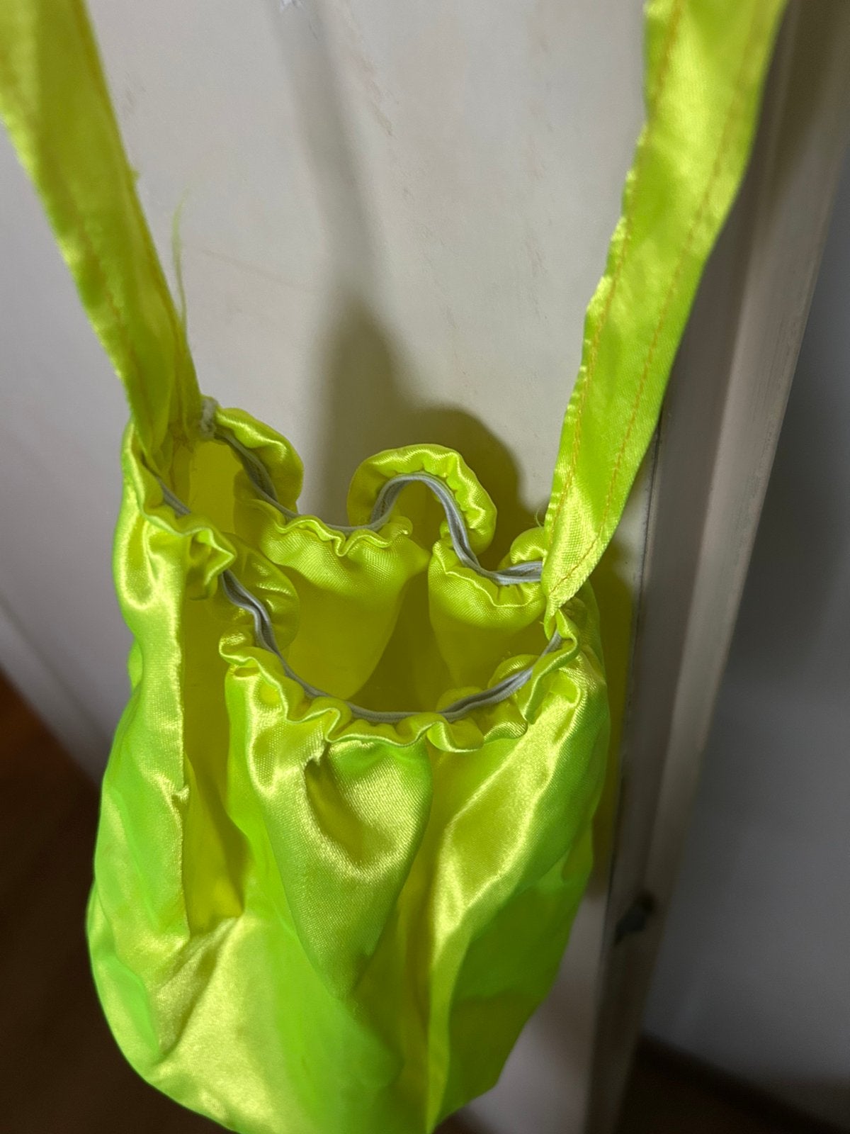 27x geel - lime groen tasje met elastiek / rond / loopgroep, Ophalen of Verzenden, Zo goed als nieuw, Carnaval