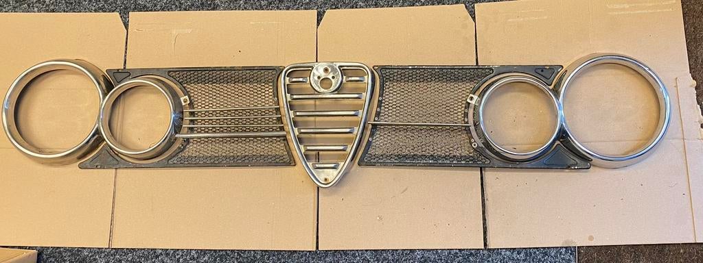 Alfa Romeo Giulia 105  grill hart - koplamp ringen, Gebruikt, Voor, Ophalen of Verzenden, Alfa Romeo