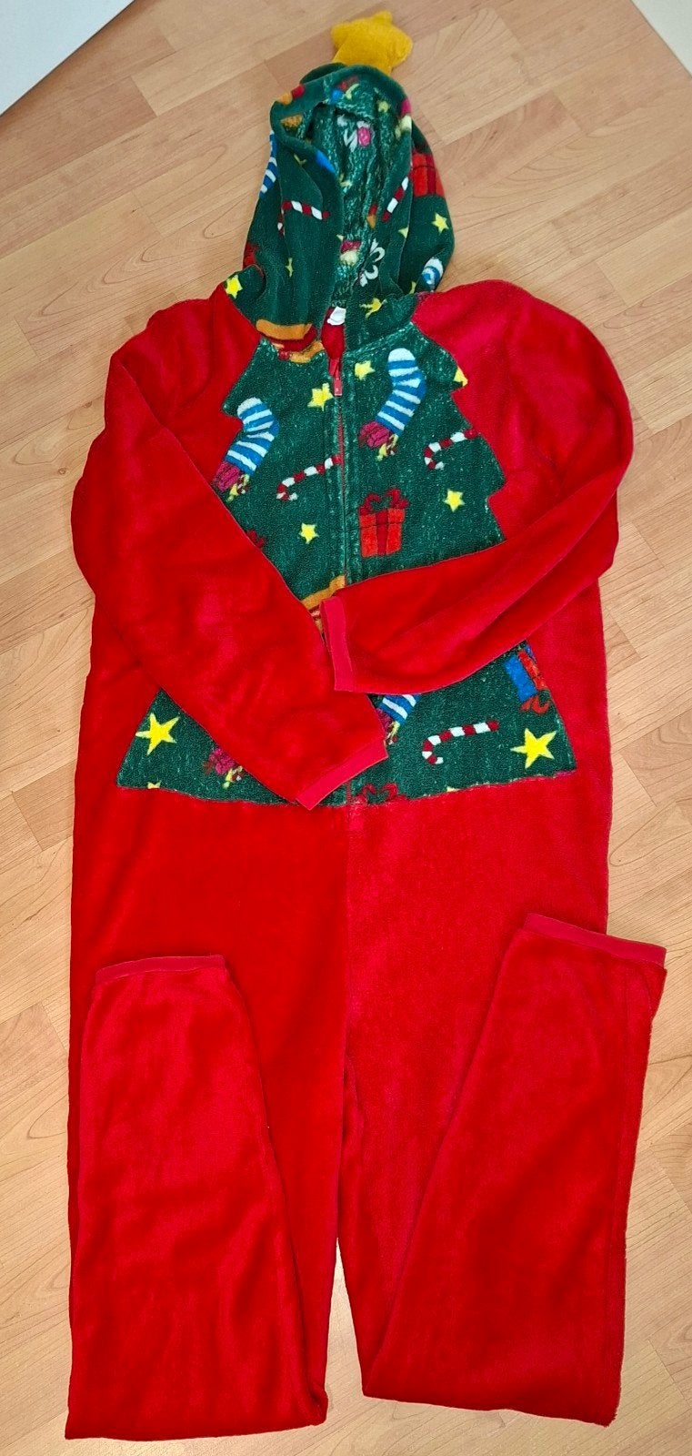 Kerst onesie rood met kerstboom patroon, Ophalen of Verzenden, Gebruikt