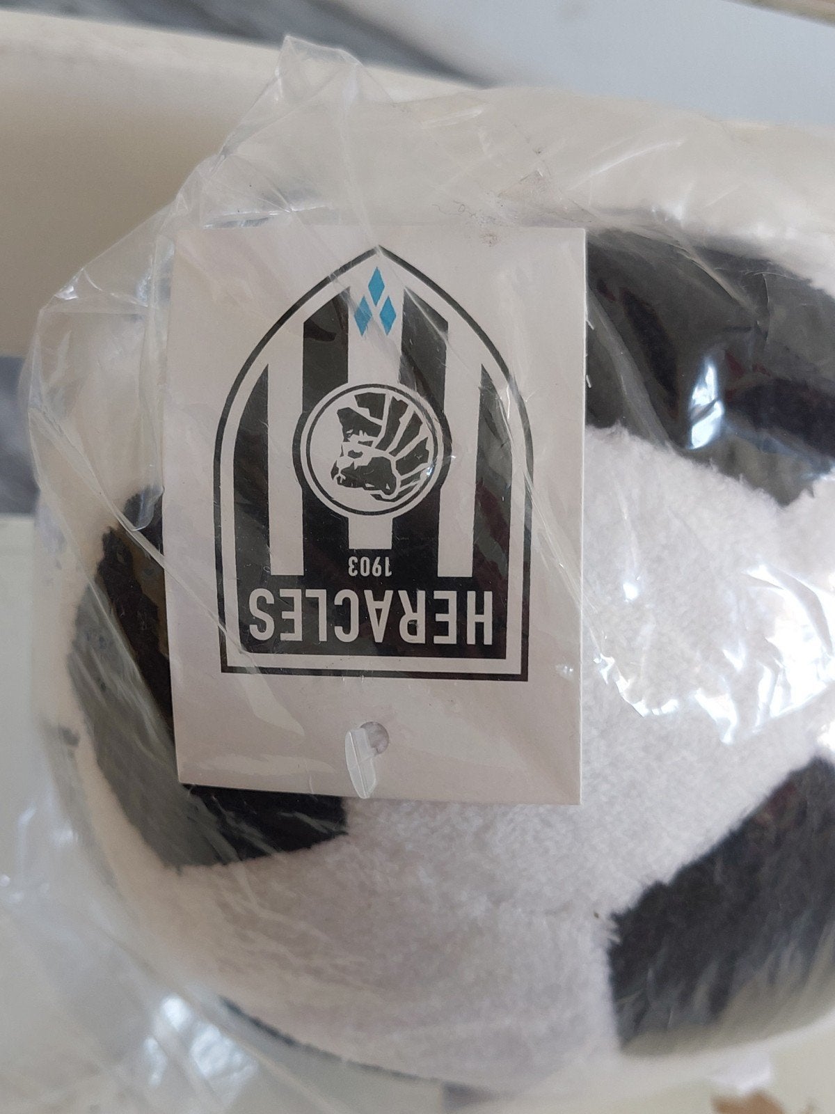 Heracles Almelo Pluche Voetbal - Nieuw in verpakking, Ophalen of Verzenden, Nieuw, Jongen of Meisje