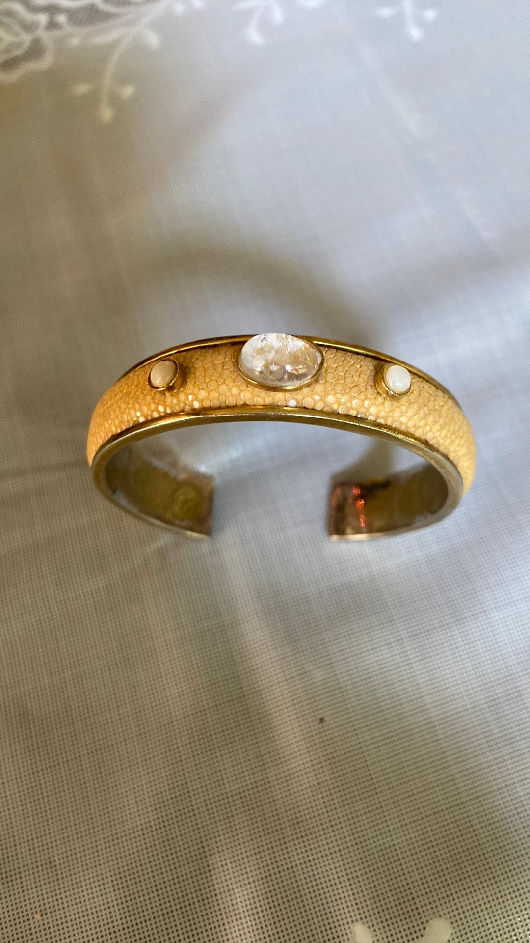 Armband leder met maanstenen 6.5 cm doorsnee, Ophalen of Verzenden, Overige materialen, Armband, Met edelsteen