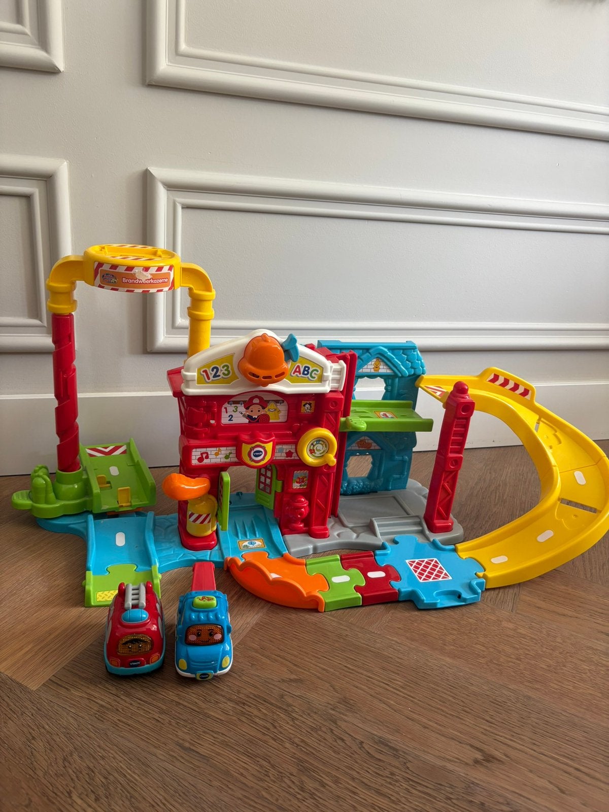 Vtech toet toet brandweerkarzene incl 2 werkende auto’s, Ophalen of Verzenden, Zo goed als nieuw, 2 tot 4 jaar
