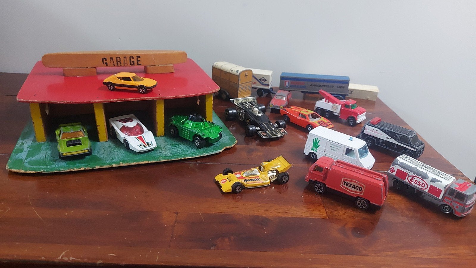 Houten garage met autos corgi efsi matchbox, Ophalen of Verzenden, Gebruikt, Auto, Corgi