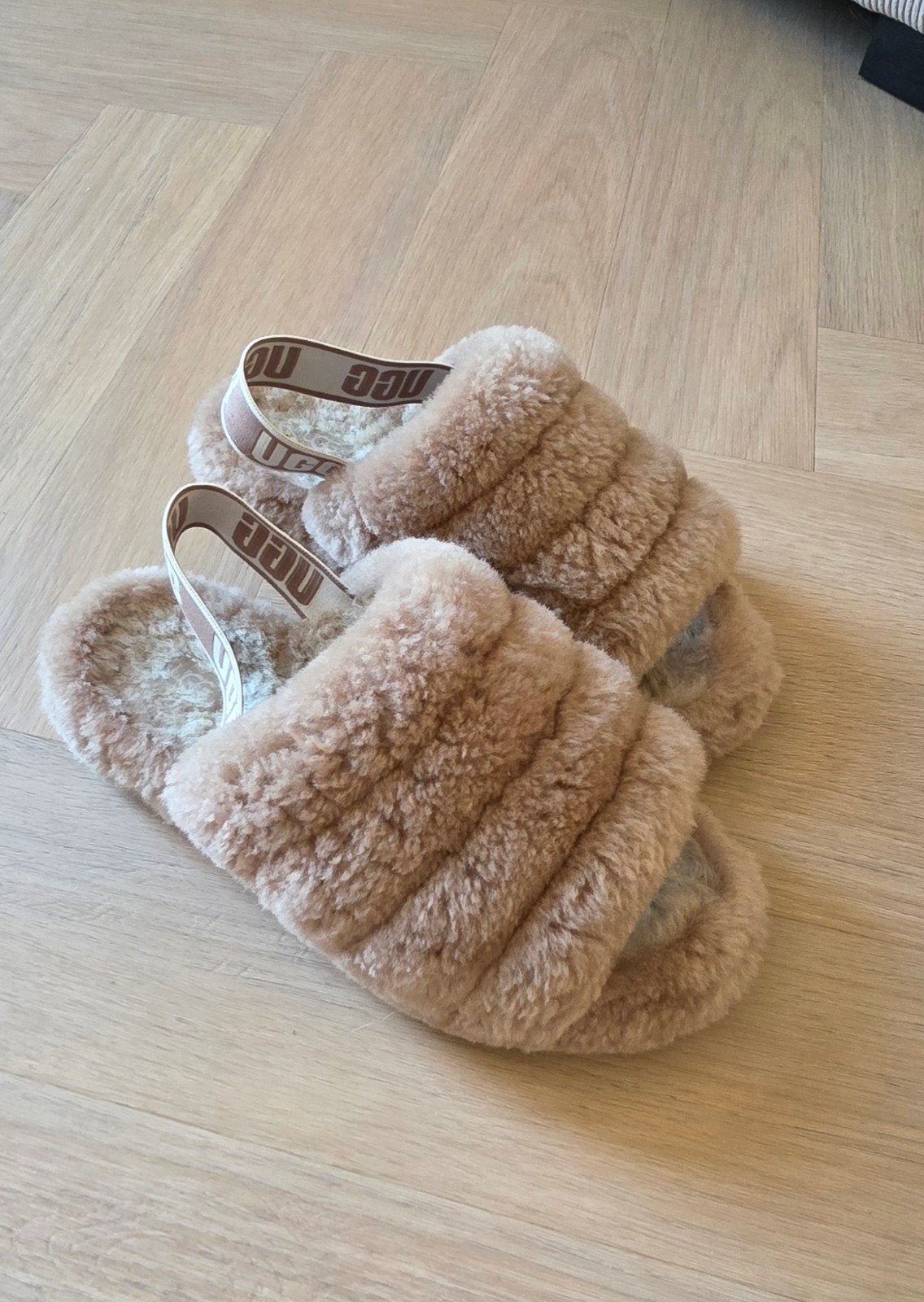 UGG Fluff Yeah Slide Sandalen - Maat 39, UGG, Beige, Zo goed als nieuw, Ophalen